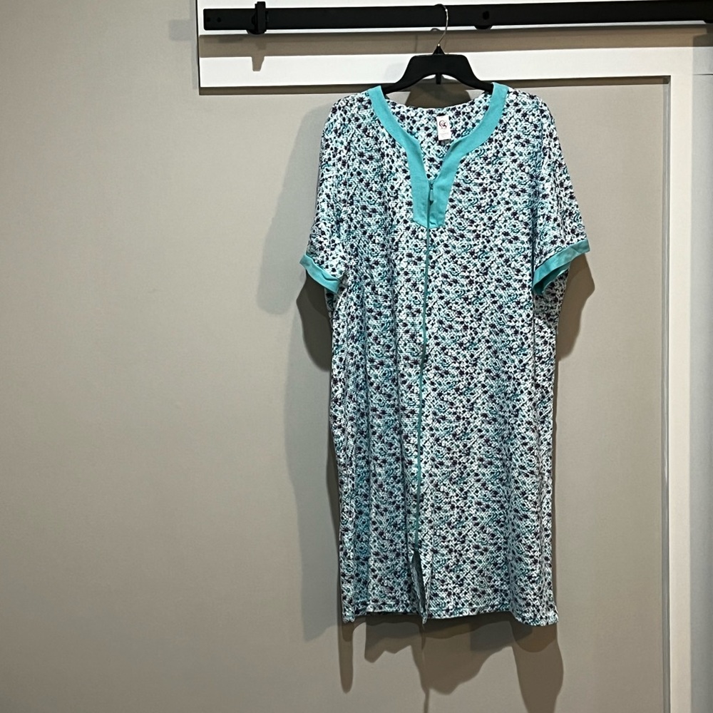 NWOT - Short Sleeve, Zippered Women’s Robe